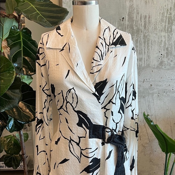 Ted Baker Black and White Floral Blouse - Picture 4 of 12